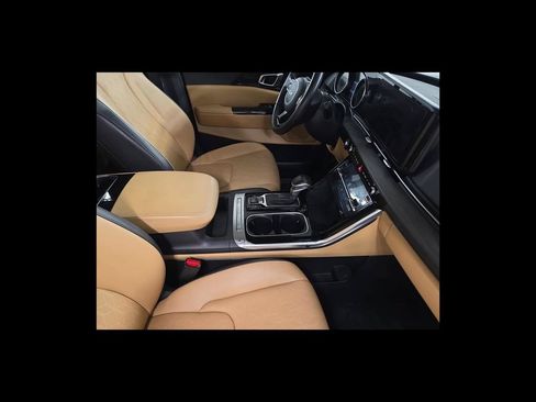Used 2024 Kia Carnival EX FWD image 18