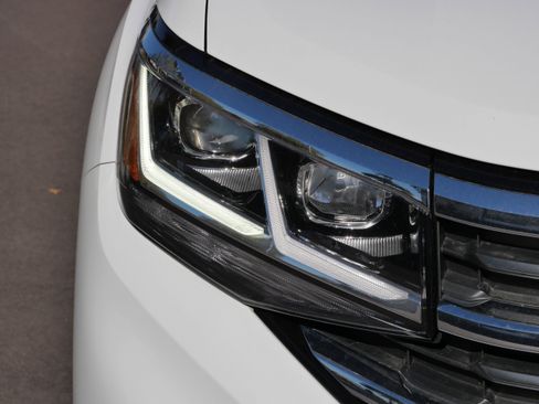 Certified 2022 Volkswagen Atlas Cross Sport SE image 16