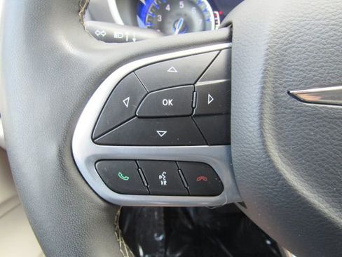 Used 2024 Chrysler Pacifica Touring-L image 43