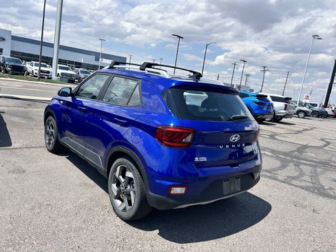 Used 2022 Hyundai Venue SEL FWD image 3