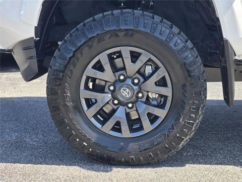 Used 2023 Toyota Tacoma SR5 w/ Technology Package AWD/4WD image 11