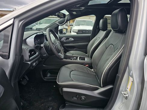 New 2026 Chrysler Pacifica Limited image 19