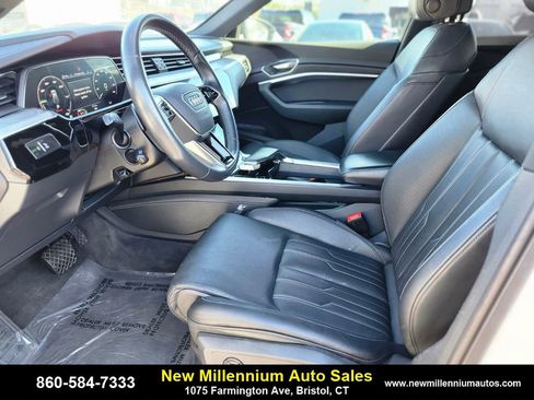 Used 2024 Audi Q8 e-tron Prestige w/ Prestige Package image 17