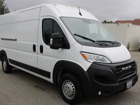 Used 2025 RAM ProMaster 2500 w/ Convenience Group FWD image 3