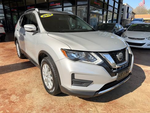 Used 2018 Nissan Rogue SV image 1