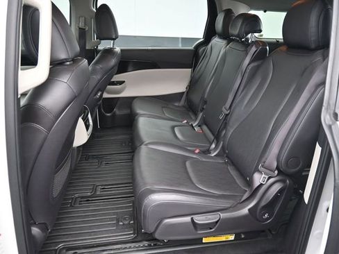 Used 2024 Kia Carnival EX image 27