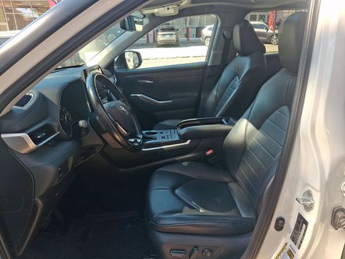 Used 2021 Toyota Highlander XLE AWD/4WD image 13