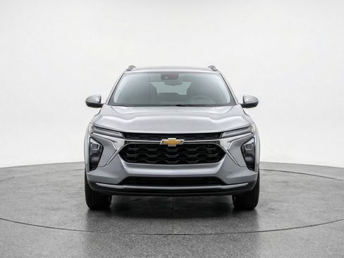 Used 2025 Chevrolet Trax LT image 2