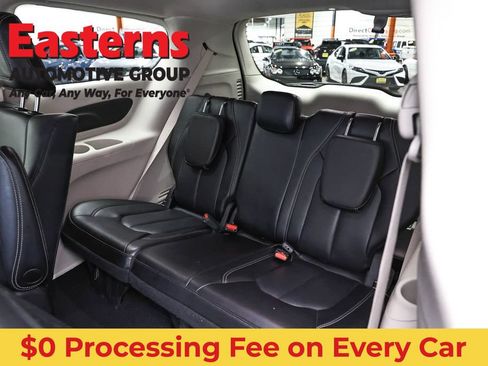 Used 2023 Chrysler Pacifica Touring-L FWD image 22