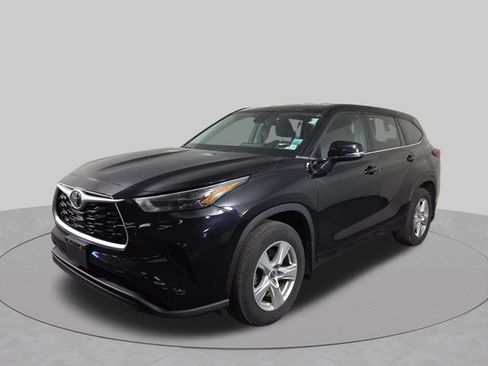 Used 2023 Toyota Highlander L AWD/4WD image 2