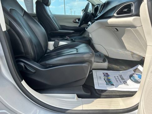 Used 2017 Chrysler Pacifica Touring-L w/ Tire & Wheel Group FWD image 50