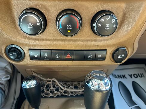 Used 2014 Jeep Wrangler Unlimited Sahara w/ Max Tow Package AWD/4WD image 18