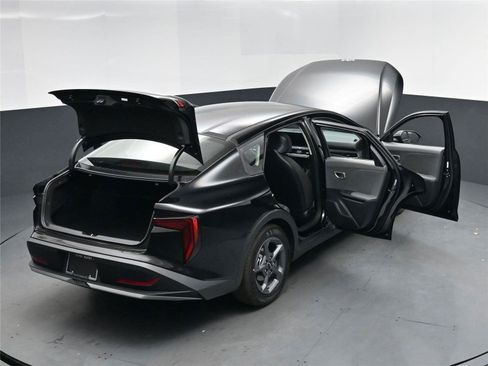 New 2025 Kia K4 LXS image 17