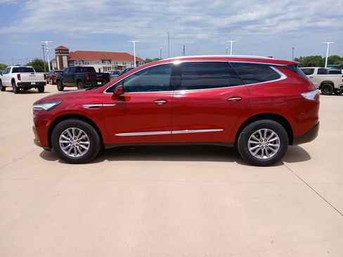 Used 2023 Buick Enclave Essence FWD image 2