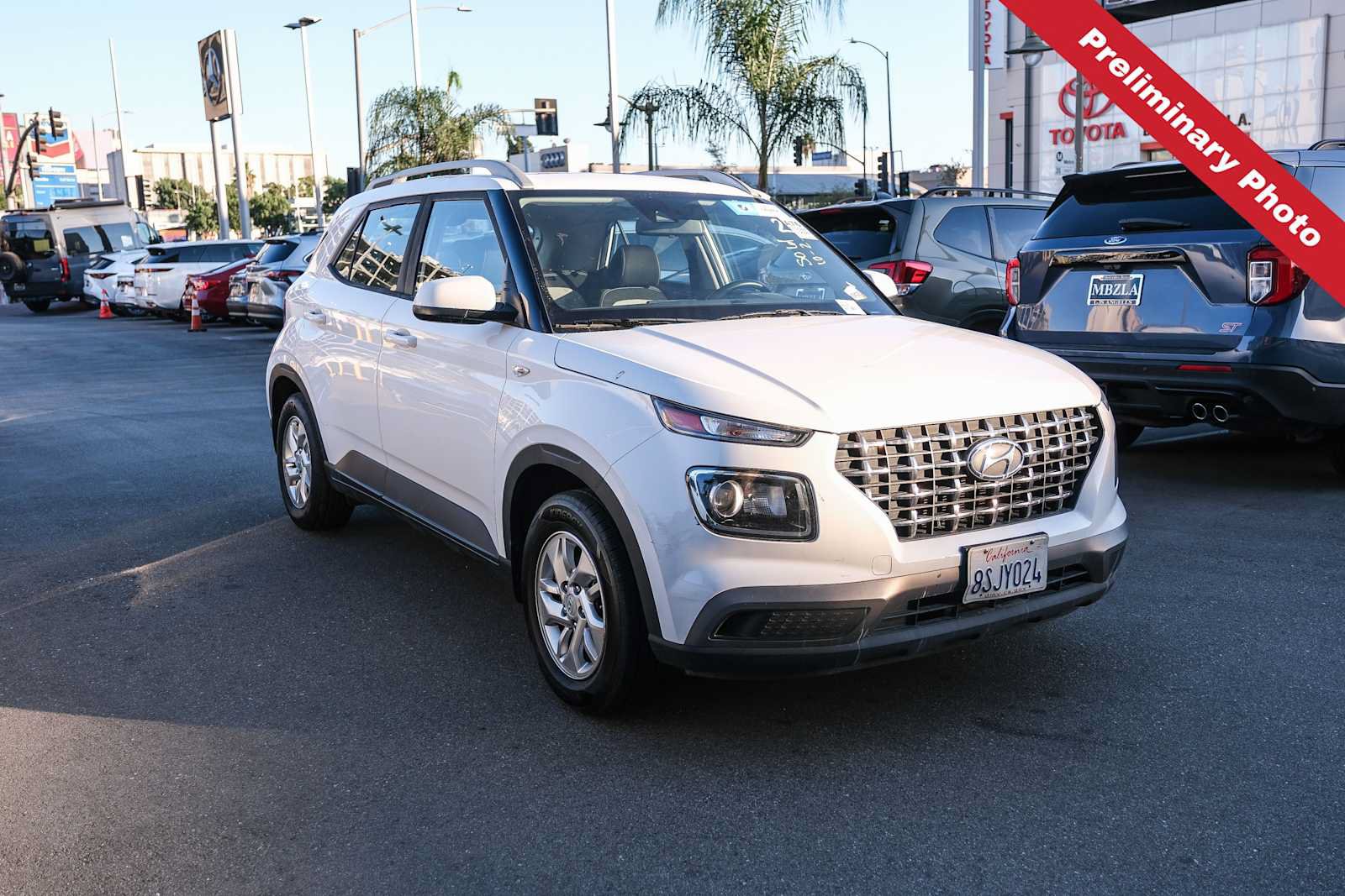 Used 2020 Hyundai Venue SEL w/ Convenience Package FWD image 3