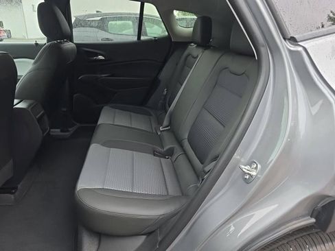 Used 2025 Chevrolet Trax LT w/ LT Convenience Package FWD image 8