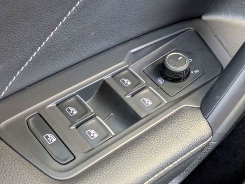 Used 2023 Volkswagen Tiguan SE image 25