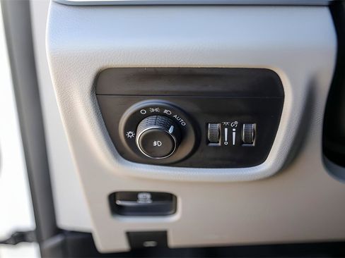 Used 2023 Jeep Grand Cherokee Summit w/ Luxury Tech Group V image 15