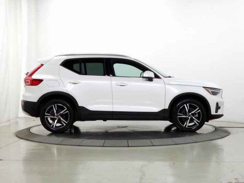 Used 2025 Volvo XC40 B5 Core image 12