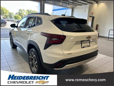 Used 2024 Chevrolet Trax LT w/ Driver Confidence Package FWD image 5