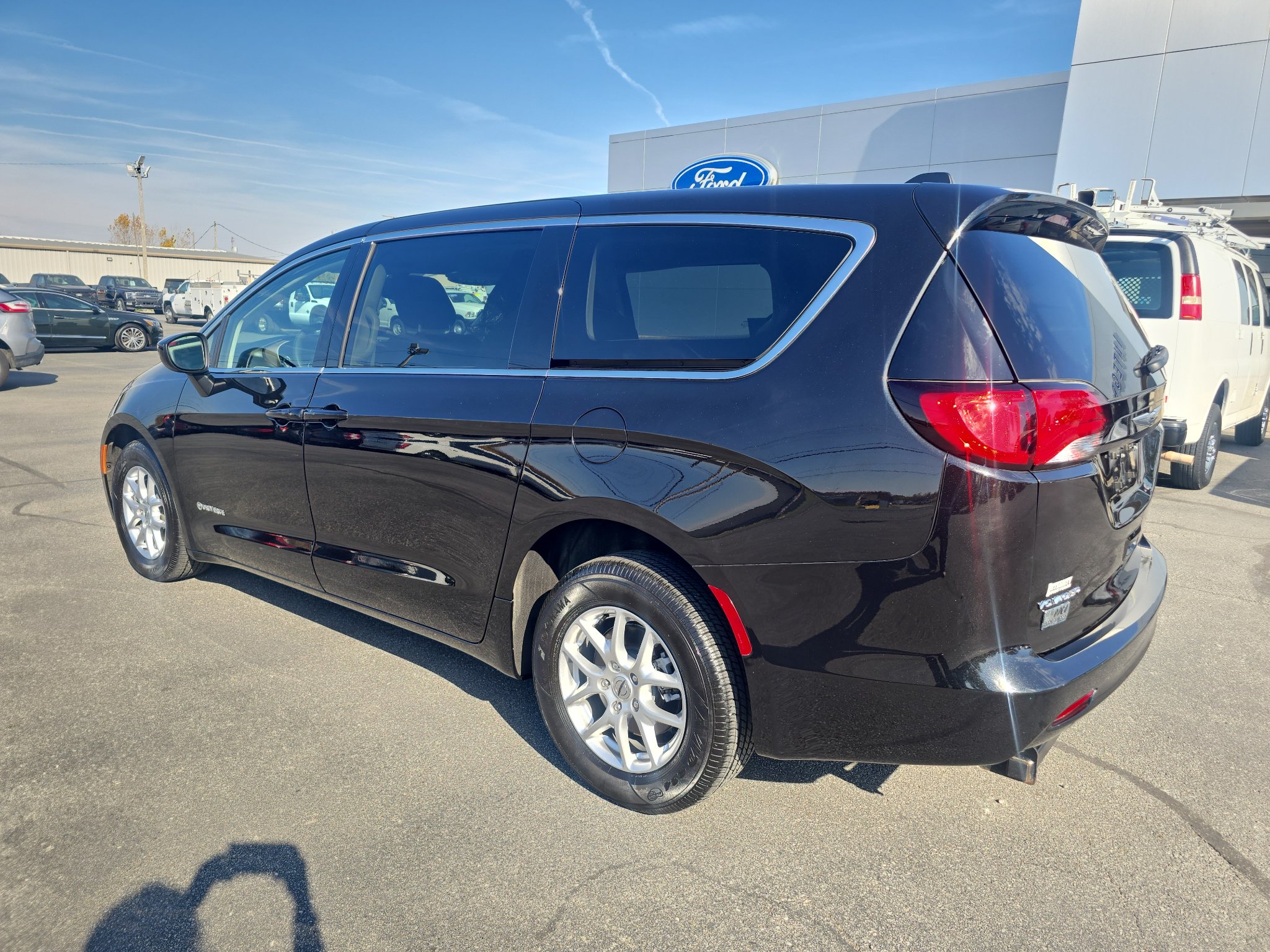 Used 2023 Chrysler Voyager LX FWD image 8