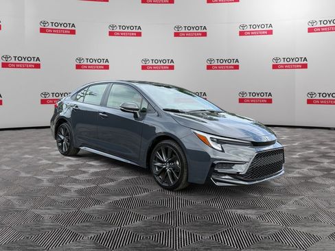 Certified 2025 Toyota Corolla SE FWD image 3