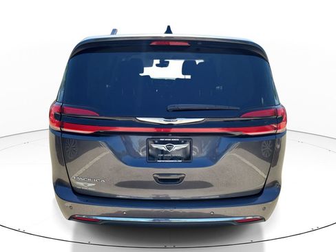 Used 2023 Chrysler Pacifica Touring-L FWD image 3