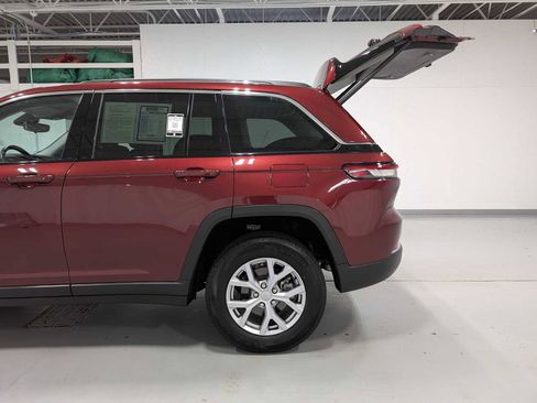 Used 2022 Jeep Grand Cherokee Limited image 11