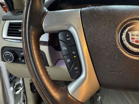 Used 2012 Cadillac Escalade Luxury AWD/4WD image 32