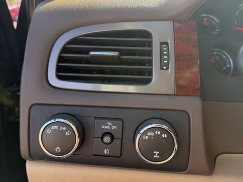 Used 2013 Chevrolet Avalanche LTZ image 19