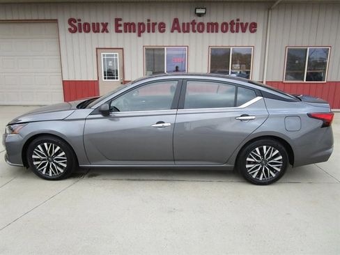 Used 2024 Nissan Altima 2.5 SV FWD image 2