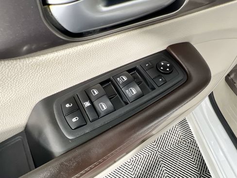 Used 2018 Chrysler Pacifica Touring Plus FWD image 14