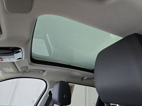 Used 2025 Land Rover Range Rover Velar Dynamic SE image 28