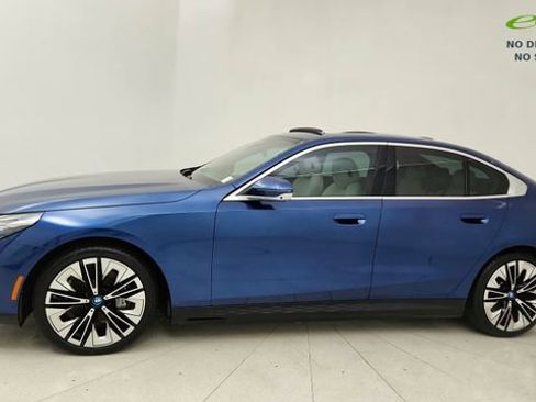 Used 2025 BMW i5 xDrive40 w/ Premium Package AWD/4WD image 3