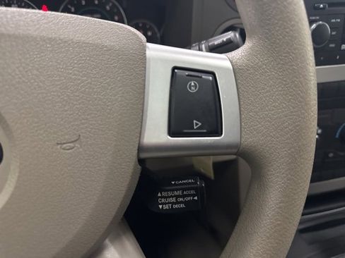 Used 2009 Jeep Commander Sport image 13