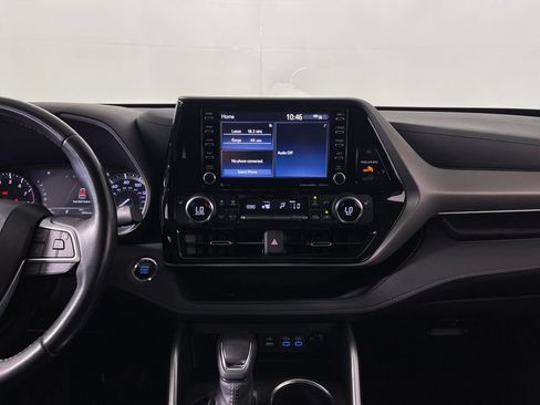 Used 2022 Toyota Highlander XLE FWD image 16
