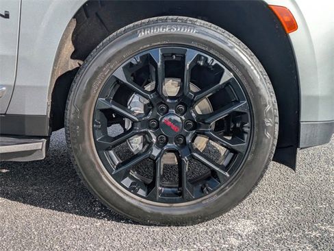 Used 2024 GMC Yukon SLT w/ SLT Luxury Package image 10