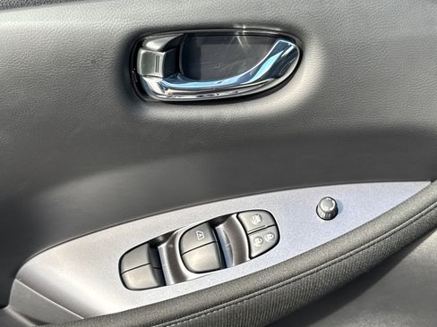 Used 2025 Nissan Leaf S image 29