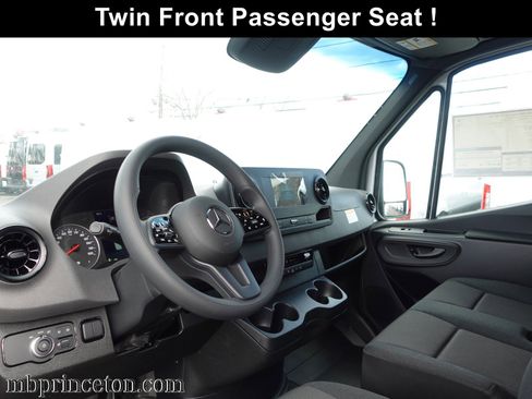 Used 2024 Mercedes-Benz Sprinter 2500 image 9