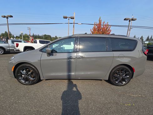 Used 2021 Chrysler Pacifica Touring w/ S Appearance Package FWD image 3