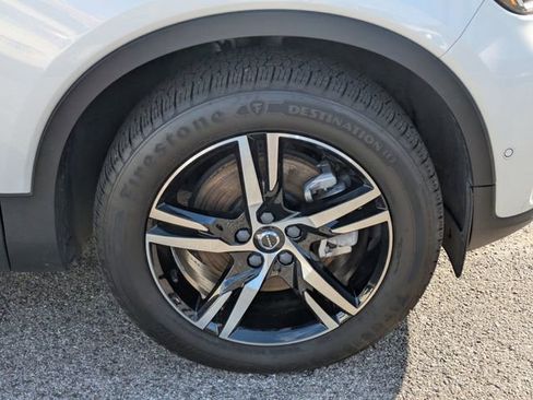 Used 2023 Volvo XC40 B5 Plus image 9