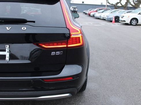 Used 2025 Volvo V60 B5 Cross Country Plus image 45