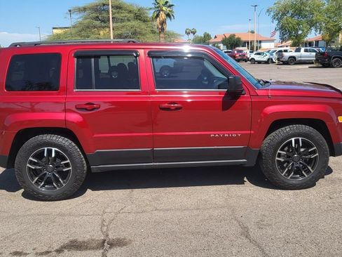 Used 2014 Jeep Patriot Latitude FWD image 12