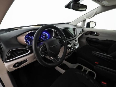 Used 2022 Chrysler Voyager LX image 11