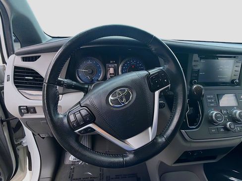 Used 2020 Toyota Sienna XLE image 10