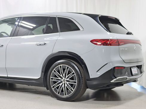 Used 2023 Mercedes-Benz EQS 580 4MATIC SUV w/ Exclusive Trim Package image 11