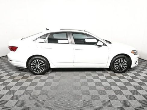 Used 2021 Volkswagen Jetta SE image 2