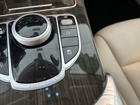 Used 2019 Mercedes-Benz GLC 300 w/ Premium Package image 32