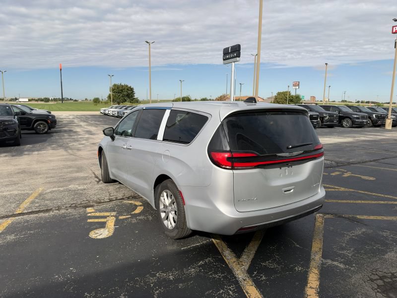 Used 2026 Chrysler Pacifica Limited FWD image 3