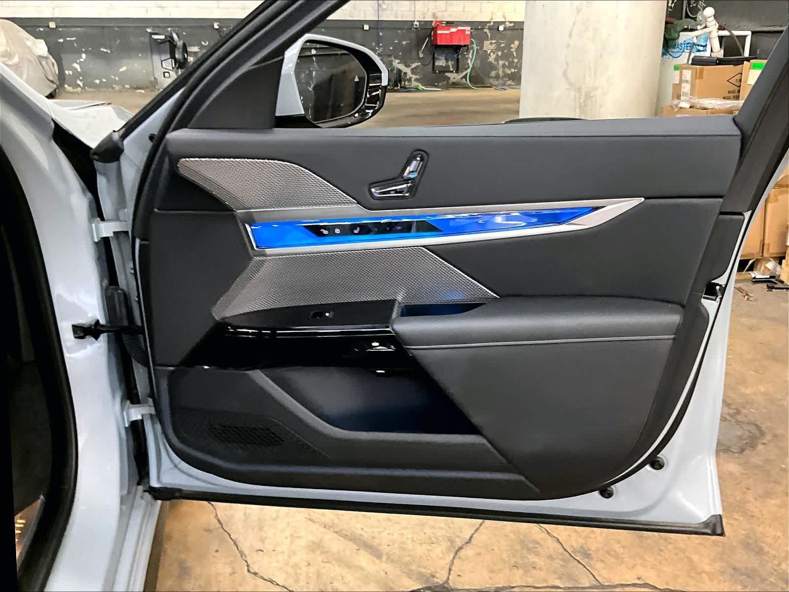 Used 2025 BMW 760i xDrive AWD/4WD image 29